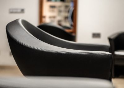 Gepolsterte Stühle in einem Friseursalon